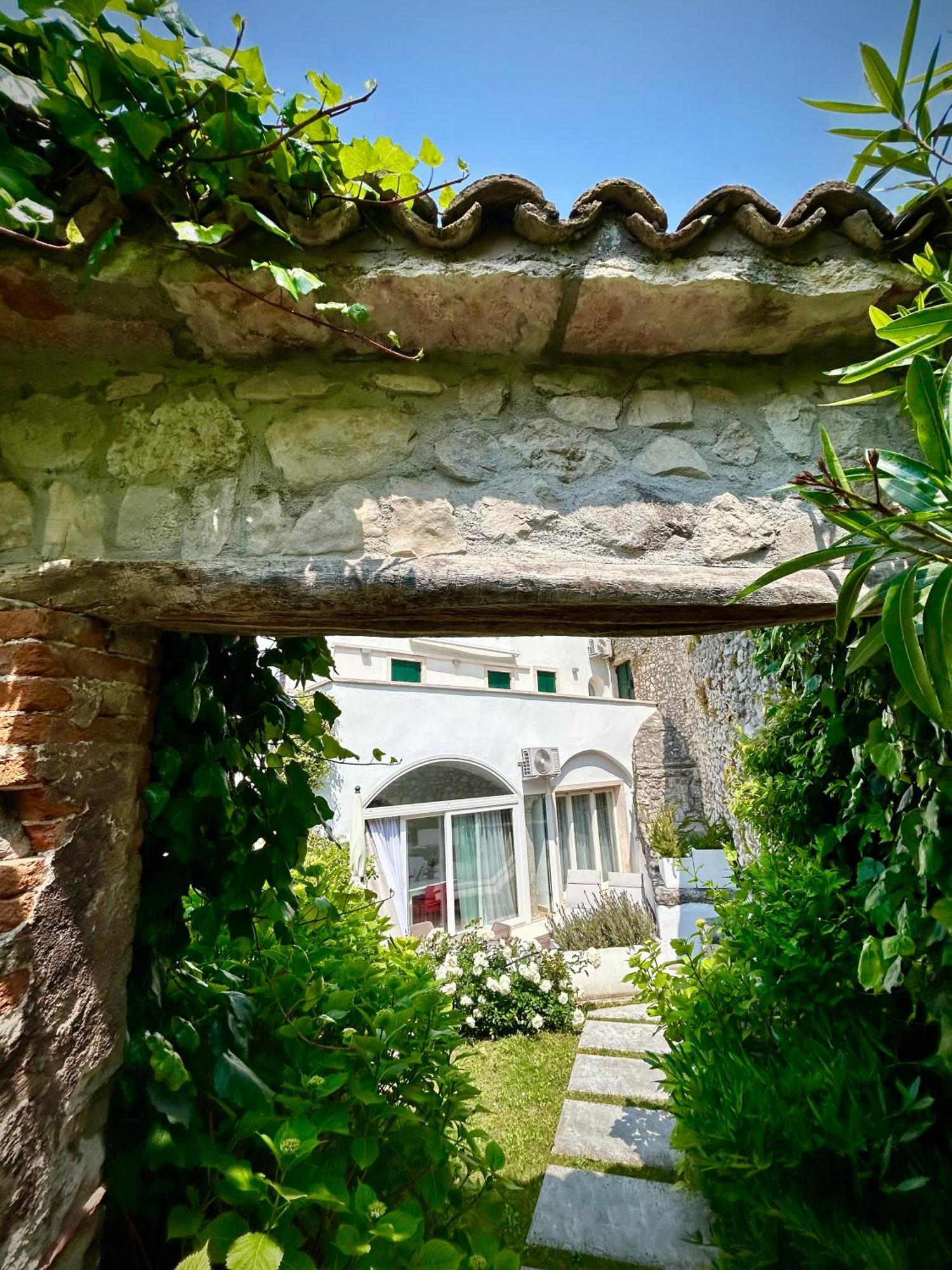 Villa Borgo Borago Brenzone sul Garda Rum bild